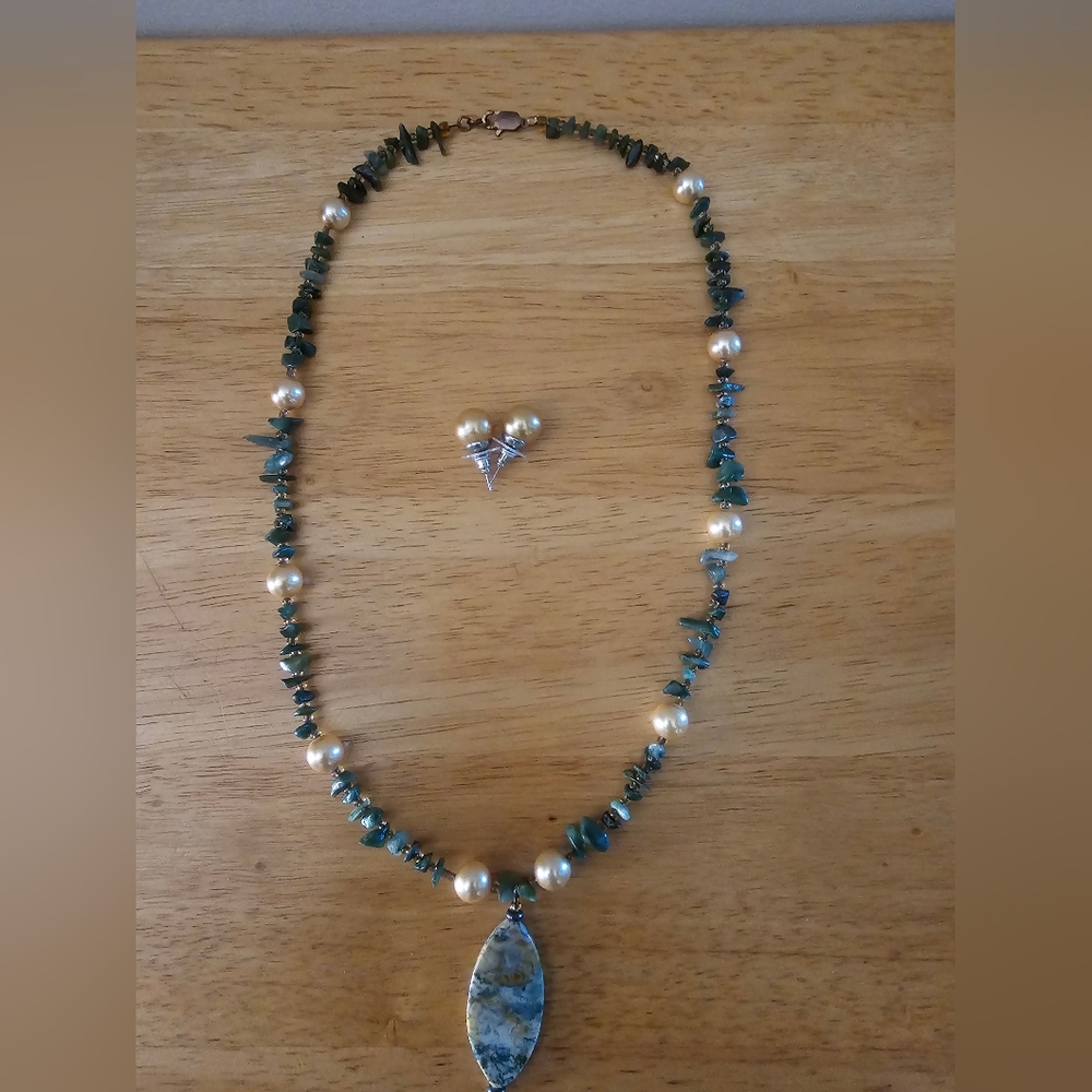 Elegant Green and Pearl Necklace Set